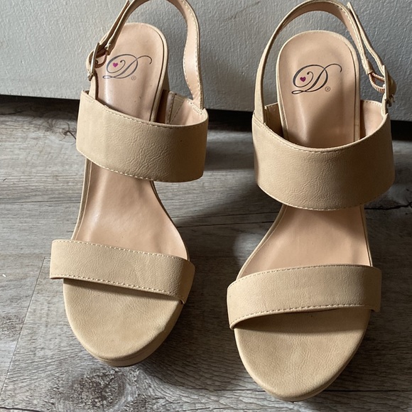 Shoes - Picture 3 of 7